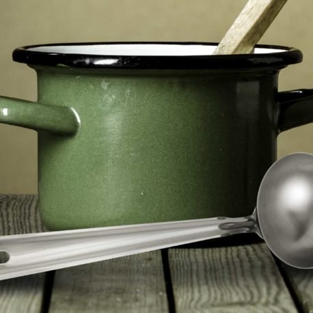 Dentro de los utensilios para cocina, no puede faltar el cucharón de acero inoxidable para servir líquidos como caldos, atoles, leche, sopas, cremas y más; esta fabricado en dos tamaños tanto en el mango como en el servidor con la intención  de cumplir con una correcta función ergonómica